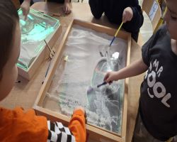 dzieci podczas zajęć otwartych poznają czym zajmuje się Paleontolog