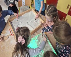 dzieci podczas zajęć otwartych poznają czym zajmuje się Paleontolog