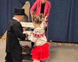 dzieci i dorośli podczas obchodów Dnia babci i dziadka