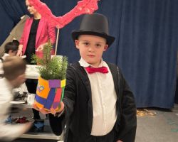 dzieci i dorośli podczas obchodów Dnia babci i dziadka