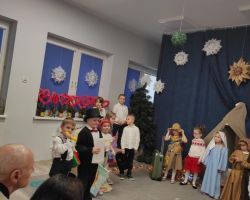 dzieci i dorośli podczas obchodów Dnia babci i dziadka