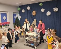 dzieci i dorośli podczas obchodów Dnia babci i dziadka