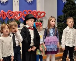 dzieci i dorośli podczas obchodów Dnia babci i dziadka