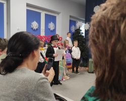 dzieci i dorośli podczas obchodów Dnia babci i dziadka