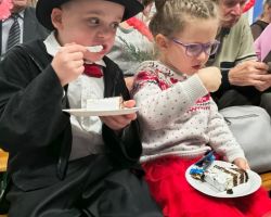 dzieci i dorośli podczas obchodów Dnia babci i dziadka