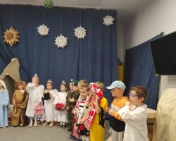 dzieci i dorośli podczas obchodów Dnia babci i dziadka