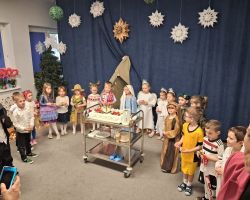 dzieci i dorośli podczas obchodów Dnia babci i dziadka