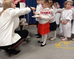 dzieci i dorośli podczas obchodów Dnia babci i dziadka