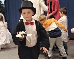 dzieci i dorośli podczas obchodów Dnia babci i dziadka