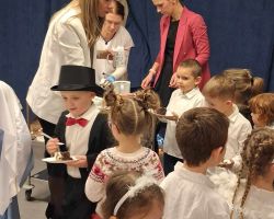 dzieci i dorośli podczas obchodów Dnia babci i dziadka