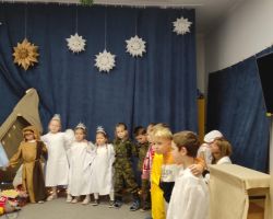 dzieci i dorośli podczas obchodów Dnia babci i dziadka