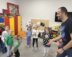 dzieci i tata Krzesia podczas zabaw