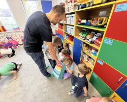 dzieci i tata Krzesia podczas zabaw