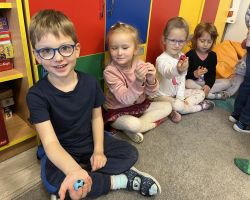 dzieci i tata Krzesia podczas zabaw