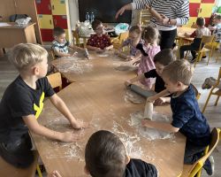 dzieci i dorośli podczas przygotowywania pierniczków