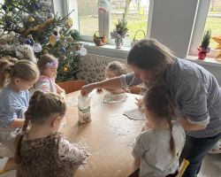 dzieci i dorośli podczas przygotowywania pierniczków