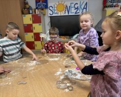 dzieci i dorośli podczas przygotowywania pierniczków