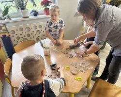 dzieci i dorośli podczas przygotowywania pierniczków