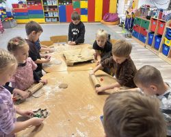 dzieci i dorośli podczas przygotowywania pierniczków