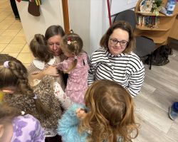 dzieci i dorośli podczas przygotowywania pierniczków