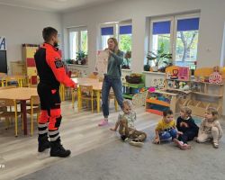 zdjęcia dzieci podczas spotkania z ratownikiem medycznym