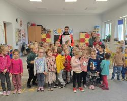 zdjęcia dzieci podczas spotkania z ratownikiem medycznym