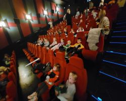 dzieci na wycieczce w kinie