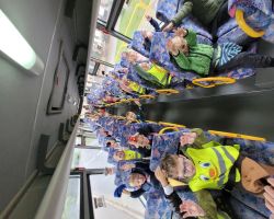 dzieci na wycieczce w kinie