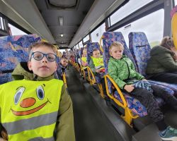 dzieci na wycieczce w kinie