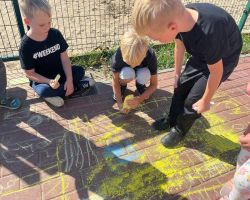 dzieci świętują dzień przedszkolaka