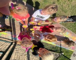 dzieci wykonują prace plastyczną