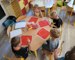 dzieci wykonują pracę plastyczną