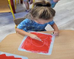 dzieci wykonują prace plastyczną