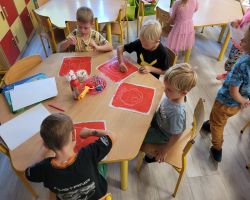 dzieci wykonują pracę plastyczną