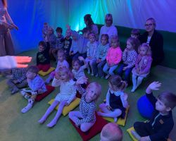 dzieci oglądają spektakl w Baju Pomorskim