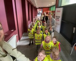 dzieci oglądają spektakl w Baju Pomorskim