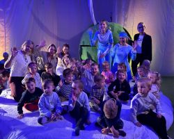 dzieci oglądają spektakl w Baju Pomorskim