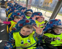 dzieci oglądają spektakl w Baju Pomorskim