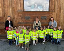 dzieci oglądają spektakl w Baju Pomorskim