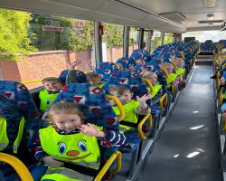 dzieci oglądają spektakl w Baju Pomorskim