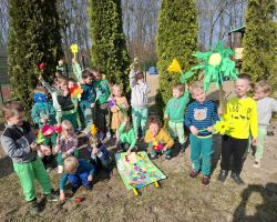 dzieci witają pierwszy dzień wiosny