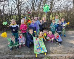 dzieci witają pierwszy dzień wiosny