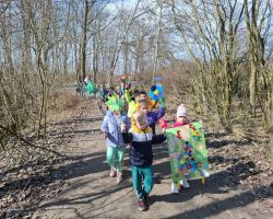 dzieci witają pierwszy dzień wiosny