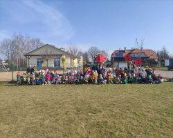 dzieci witają pierwszy dzień wiosny