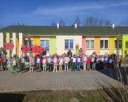 dzieci witają pierwszy dzień wiosny