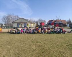 dzieci witają pierwszy dzień wiosny