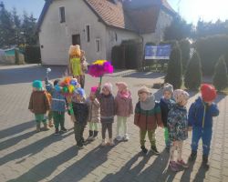 dzieci witają pierwszy dzień wiosny