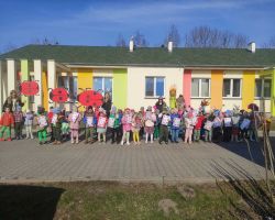 dzieci witają pierwszy dzień wiosny