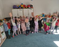 dzieci podczas obchodów dnia kobiet