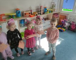 dzieci podczas obchodów dnia kobiet